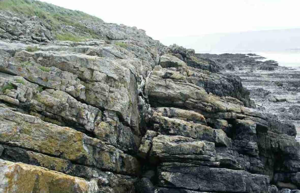 Fissure fault line at Nell's Point, Barry Island